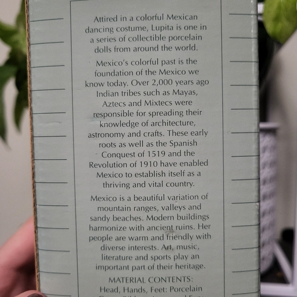 Vintage Avon International Porcelain Costume Doll Lupita from Mexico NIB 1990 - Picture 5 of 5